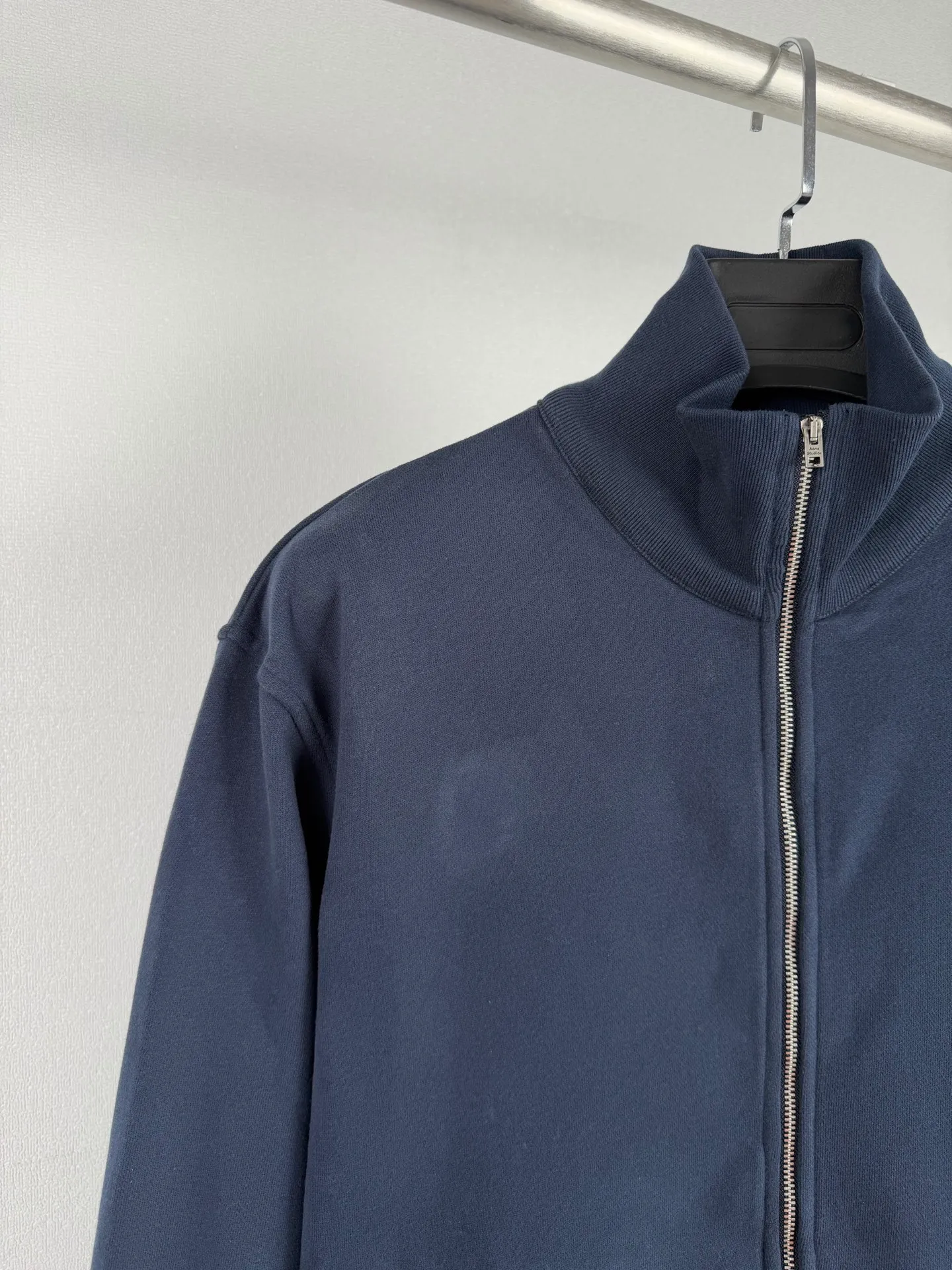 ACNE Studios embroidered logo zipper jacket. Customized cloud velvet double-ply soft cotton. Draped and crisp. The cloud is soft and skin-friendly. It is as quiet and melancholy as the deep sea mist blue. It smudges a collection-level luxury and elegance in silence. The echoing floral embroidery logo on the front and back is embroidered with fine silk thread to create the unique luxury logo totem of Acne Studios. It inherits the minimalist core of Scandinavia and integrates the edge of Retro street trend. The half-zip stand-up collar has a neat and elegant silhouette, redefining the style and aura of light luxury wear. Process 1: Using imported machine embroidery technology, using advanced computer control systems and precision mechanical components to realize the Acne Studios logo work with high precision and smooth and delicate lines. Process 2: The fabrics have been fermented and washed for better hand feel and texture. Not easy to deform, not easy to shrink, not easy to fade, and maintain long-term beauty. Accessories: Customized 1:1 Acne zipper Customized 1:1 Acne trademark Fit: Loose fit Size: S M L XL